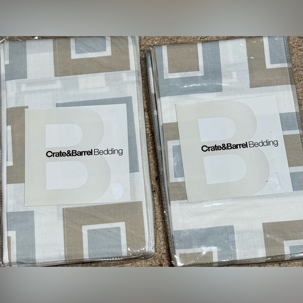Crate & Barrel Times Square twin set 1 duvet cover,2 standard shams &1 bedskirt - Picture 5 of 8